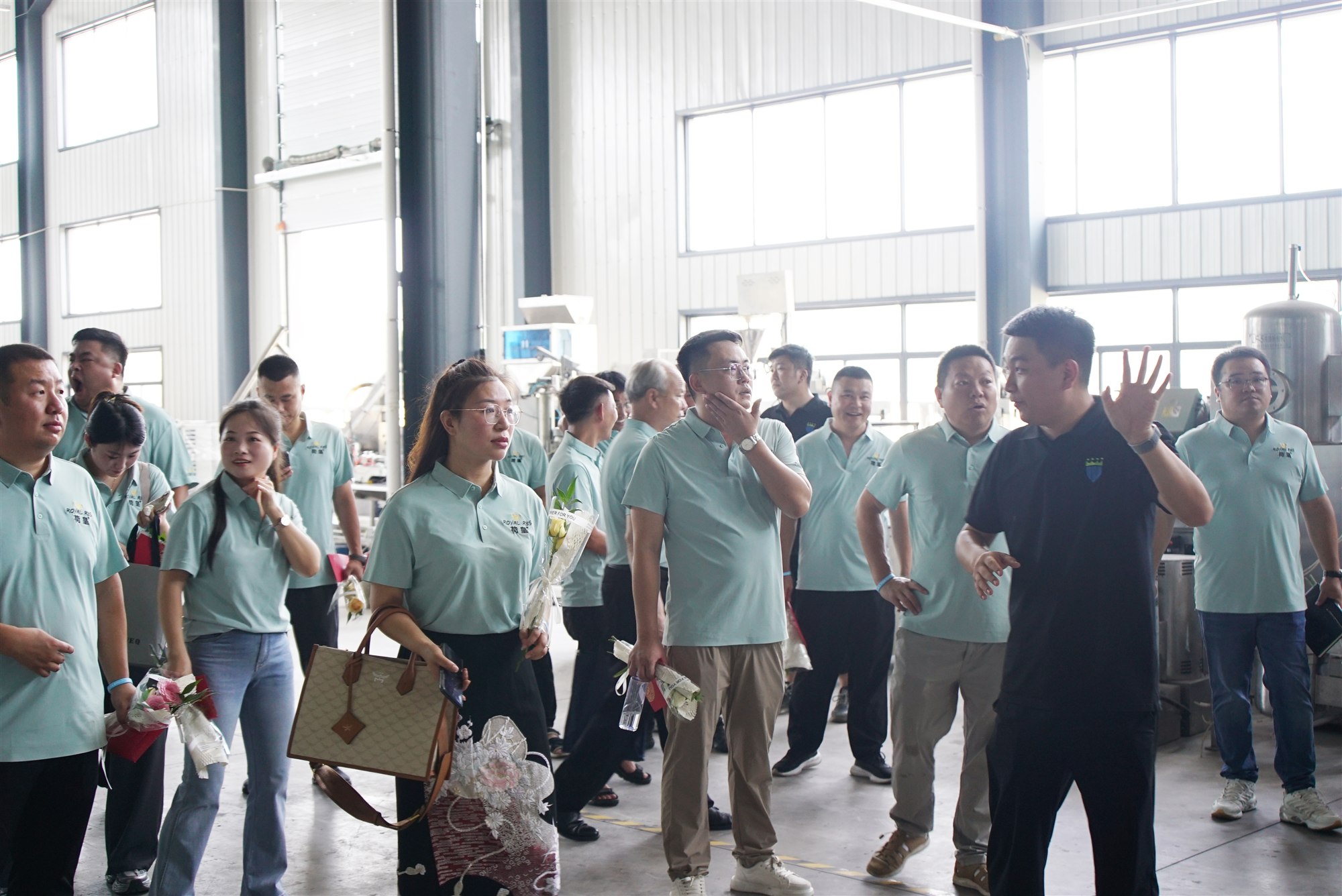 荷皇团队参观生产车间