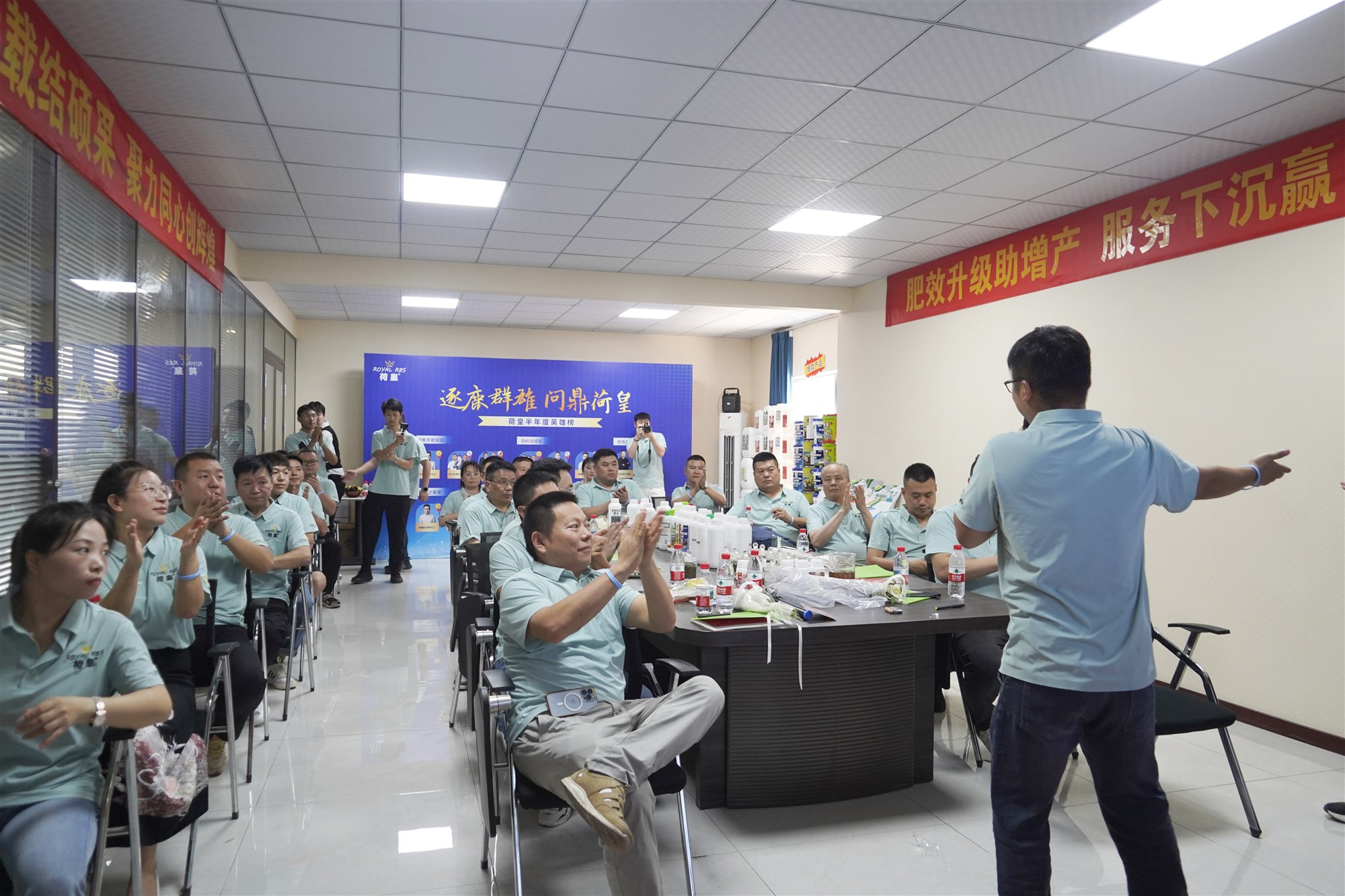 荷皇员工参加团队分享活动